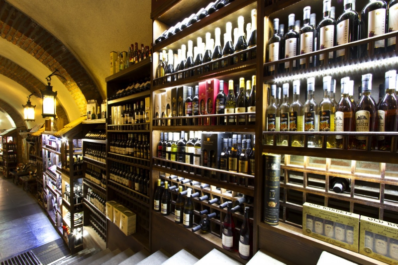 boutique-VALDEBLORE-min_world_street_travel_shop_canon_georgia_wine_bottles-429767